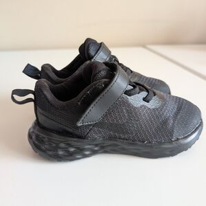 Nike Revolution 6 FlyEase, Older Kids' Easy On/Off Road Running Sneaker